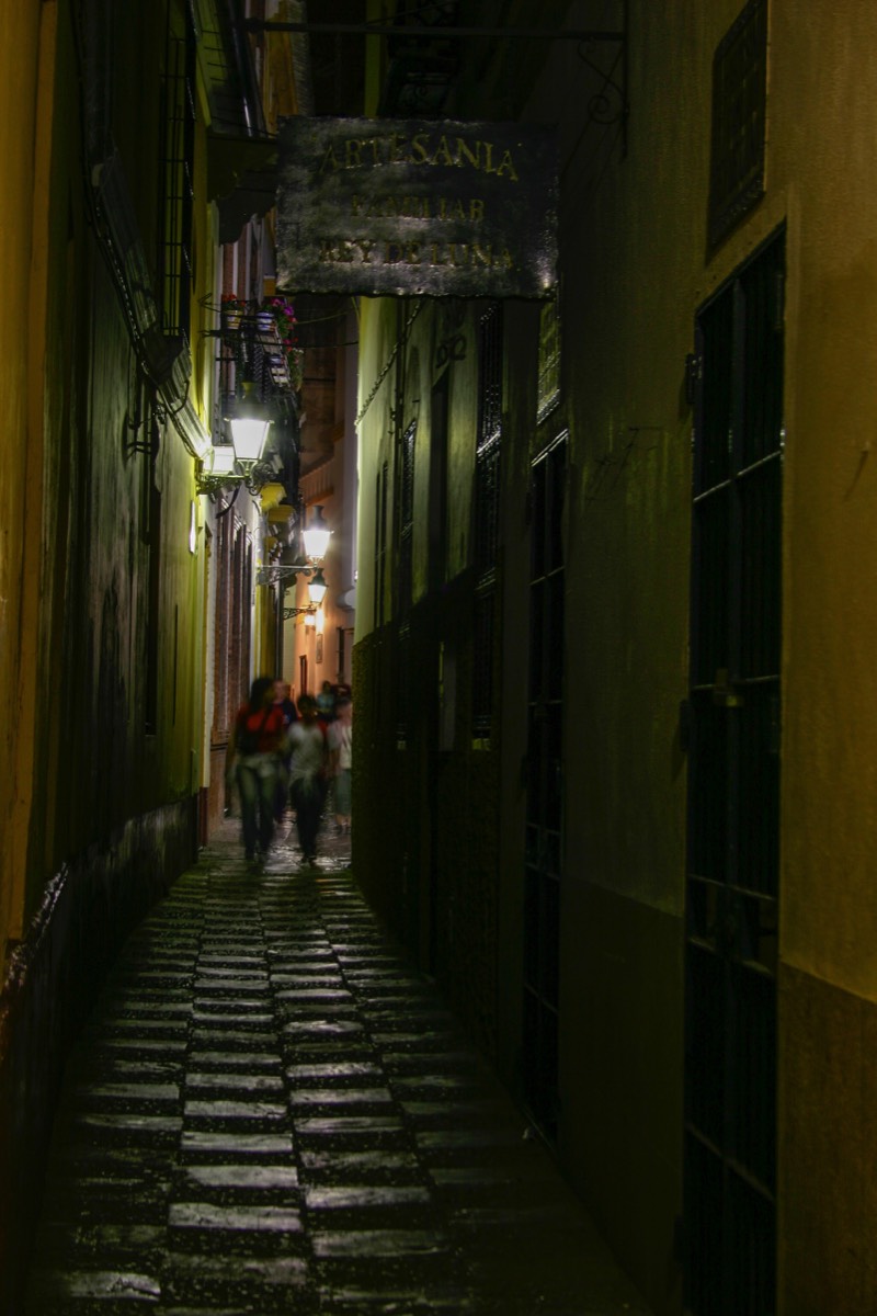 Sevilla - Going home after the party in Barrio Sta Cruz