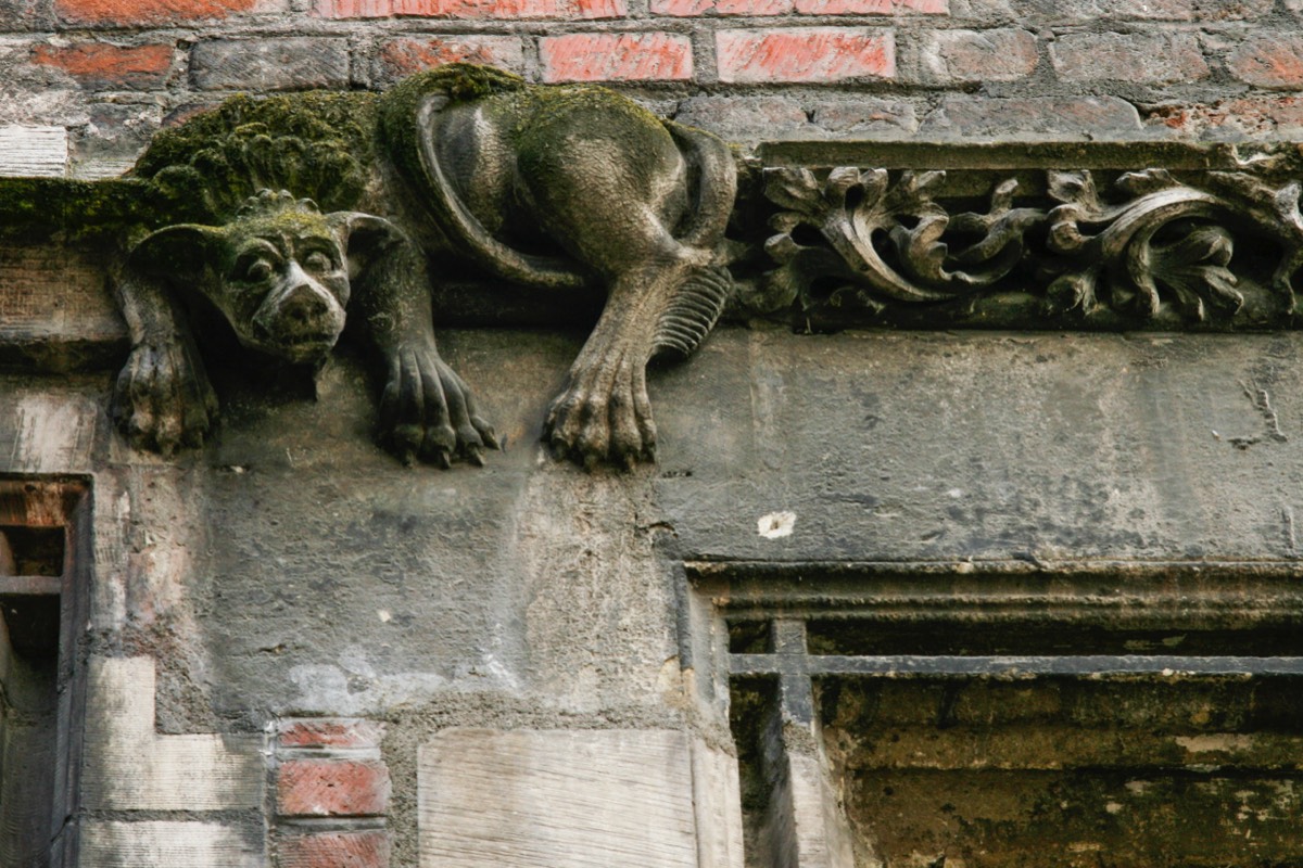 Stone dog, Tours