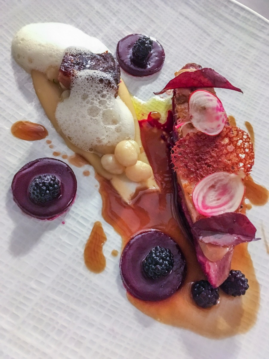 Canard Challandais "Burgaud" & mûres de ronces : filet rôti & laqué d'une réduction crapaudine | fines lamelles de foie gras purée de haricots cocos | jus parfumé aux mûres sauvages