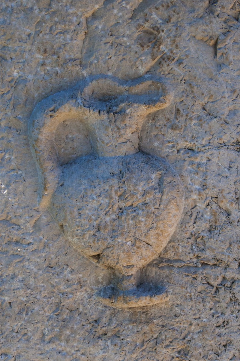 A jug on a column near the macellum