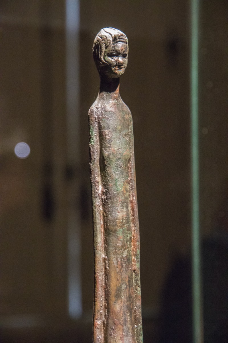 Very long statuette of a boy
