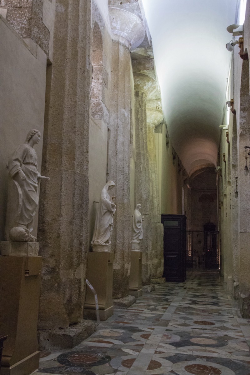 Ortygia duomo - interior with greek columns