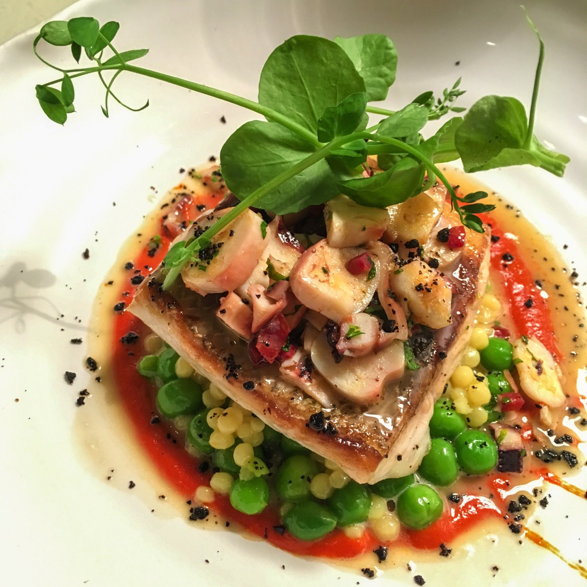 Colmar, L'Atelier du Paintre : Pavé de bar sauvage grillé, Confit de poivrons, Petits pois et pâtes safranées aux poulpes, Jus de crevettes à la diable