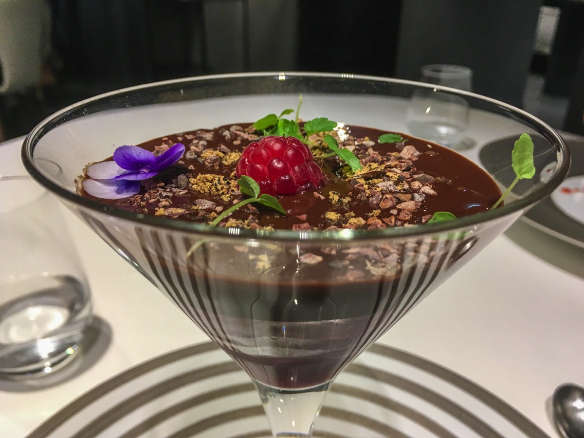 Clermont-Ferrand, Apicius : Le menu "Apicius" - Confidentiel pour Chocophiles : à la fève Tonka, Chocolat Weiss 64% origine Tribago, Cognac XO Jean-Paul Lefoulon