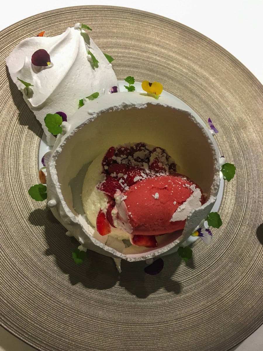 Clermont-Ferrand, Apicius : Le menu "Apicius" - Wedding : Fraise de Pascal Gagnol, Fruits Rouges, Vacherin Double Vanille Bourbon