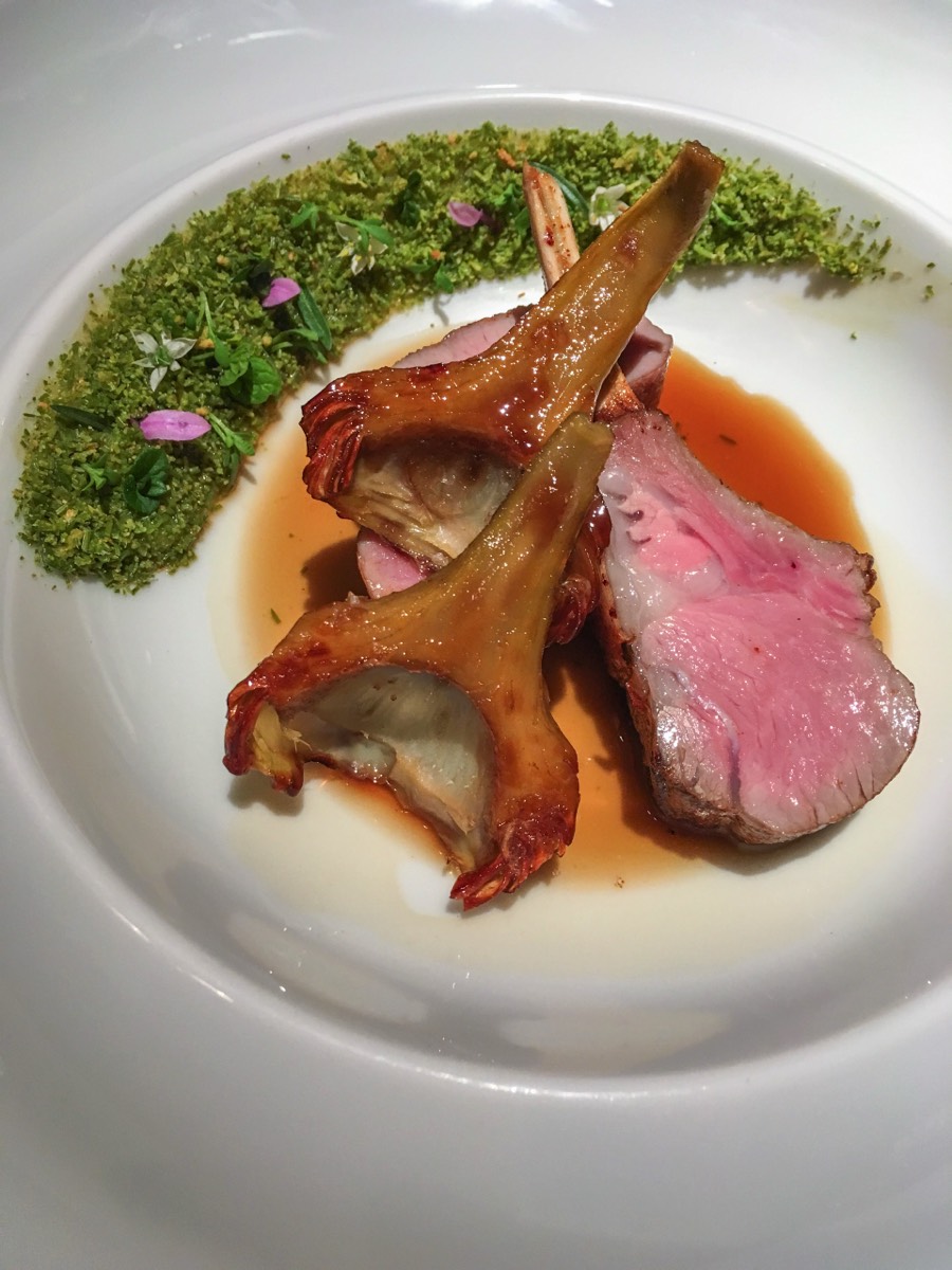 Valence, Pic : Menu "Harmonie" - L'agneau de l'Aveyron : artichauts poivrade, bourgeon de sapin et fève Tonka comme un mur végétal