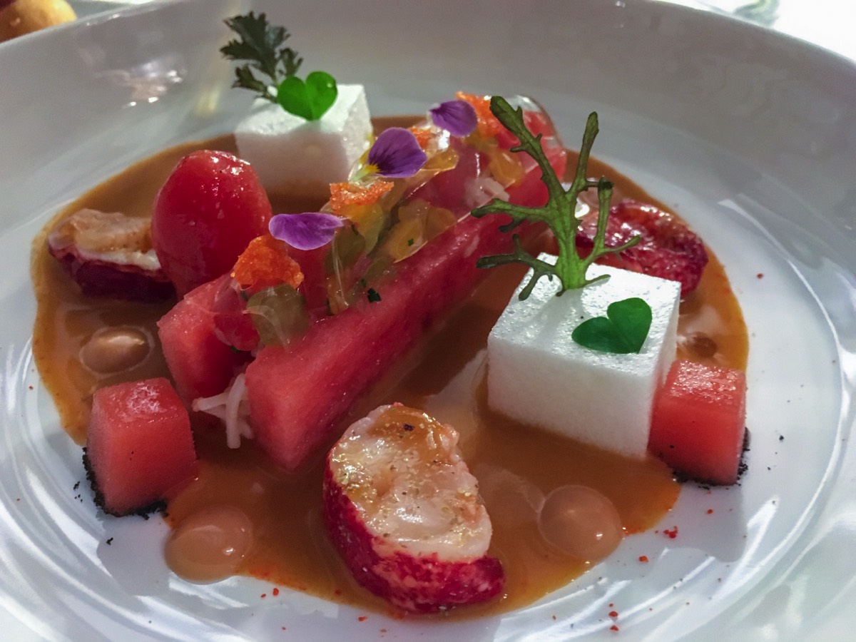 Chagny, Lameloise : Menu Dégustation - Homard bleu "pastèque & tomates" : médaillons relevés de poivre de cassis - pastèque & tomates acidulées - fraîcheur de tourteau, bisque légèrement pimentée | glaçons de gaspacho