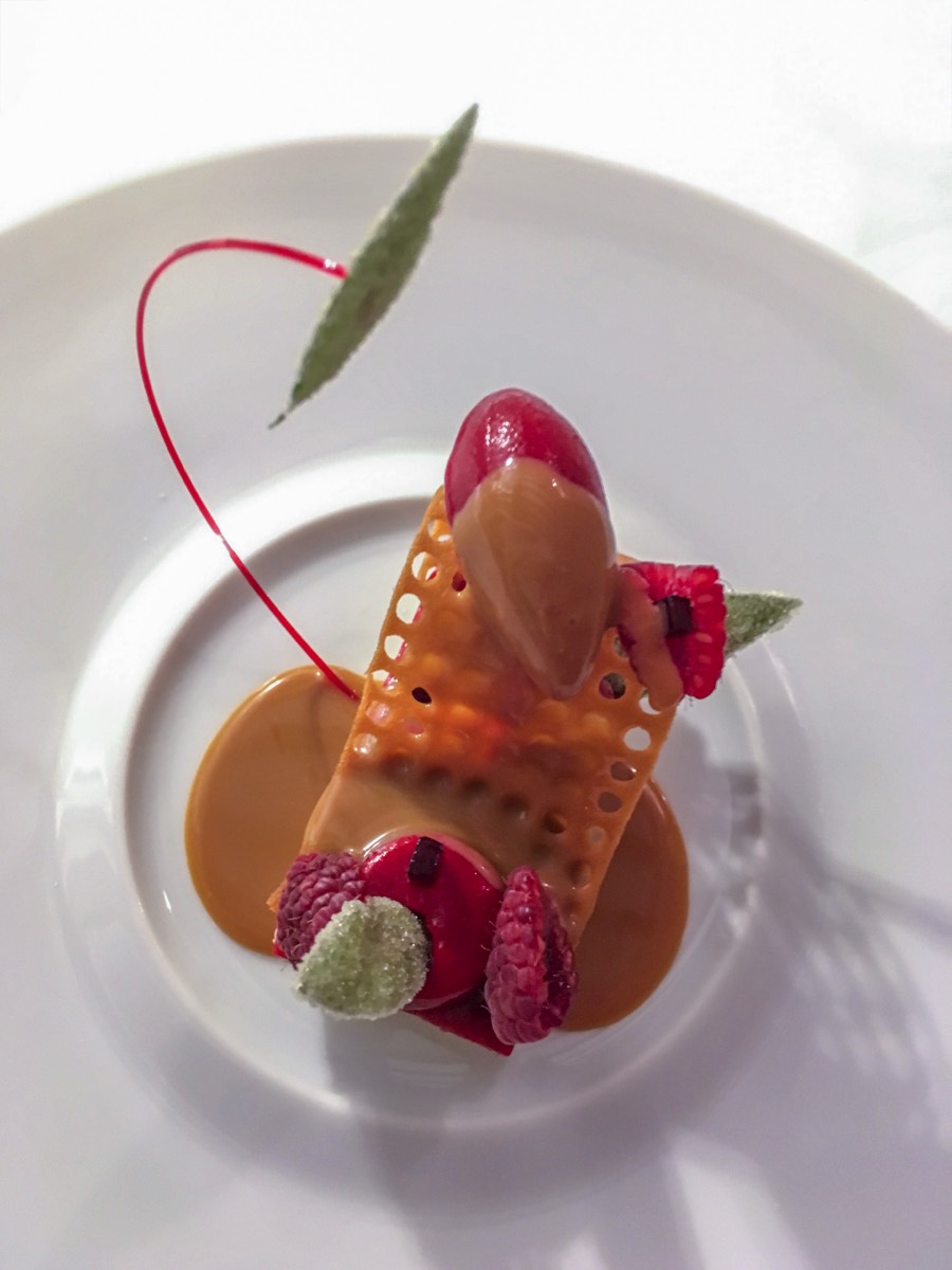 Chagny, Lameloise : Menu Dégustation - La framboise : framboise en marmelade | sorbet & gelée de vinaigre | mousse de crème brûlée | tuile croustillante & sauce caramel verveine