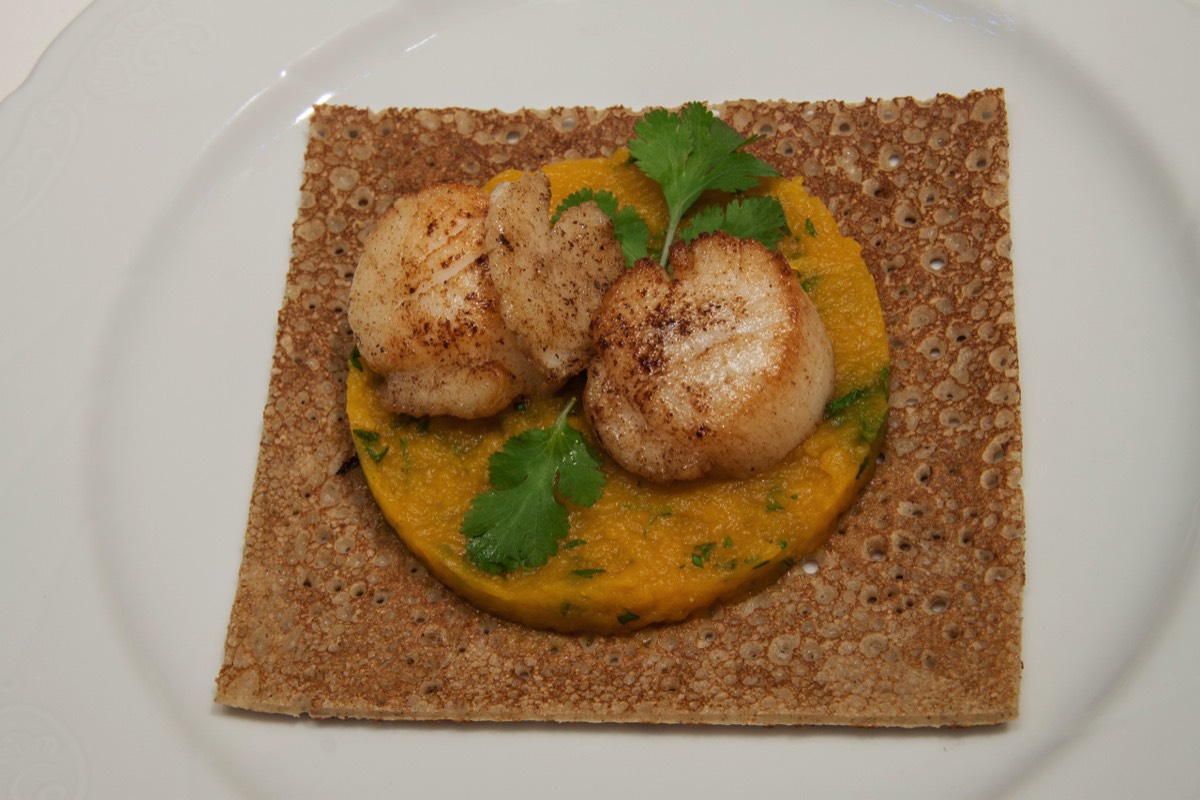 Noix de Saint-Jacques poêlées, écrasé de butternut, crêpe de sarrasin