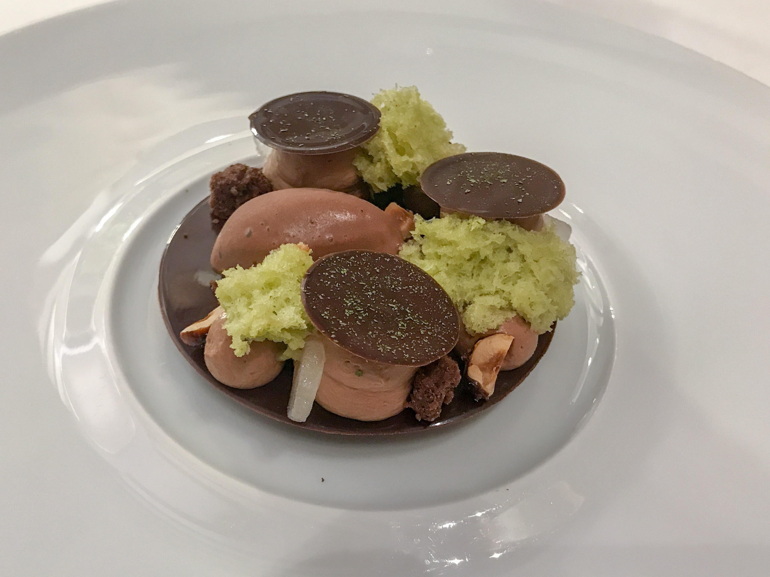 Lameloise, Chagny : CHOCOLAT & ESTRAGON : Biscuit moelleux cacao | crémeux à l'estragon | ganache montée Manjari